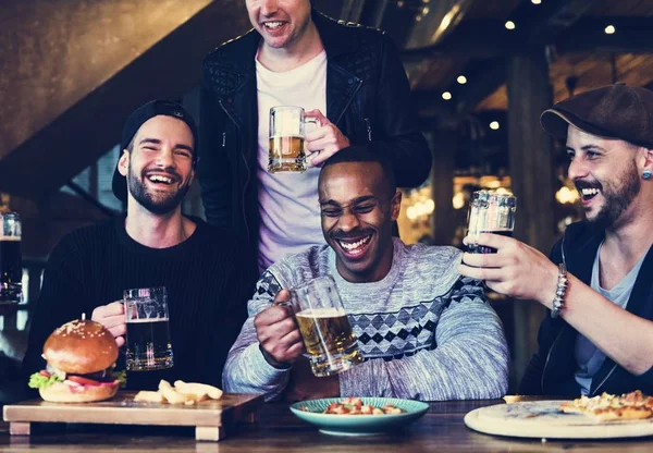 Farklı insanlar Pub asmak — Stok fotoğraf