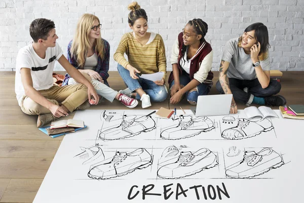 Estudiantes trabajando juntos en el proyecto — Foto de Stock