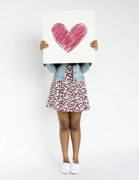 Kalp sembolü ile banner tutan kız — Stok fotoğraf