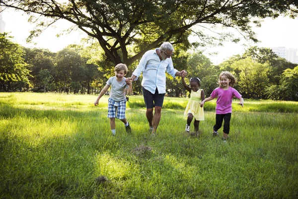 Familia divirtiéndose en el parque —  Fotos de Stock