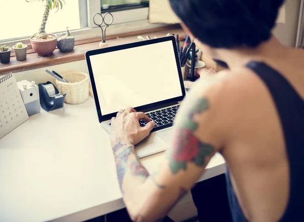 Hombre tatuado trabajando en el portátil — Foto de Stock