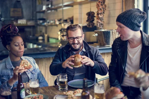 Diverse mensen hangen Pub — Stockfoto