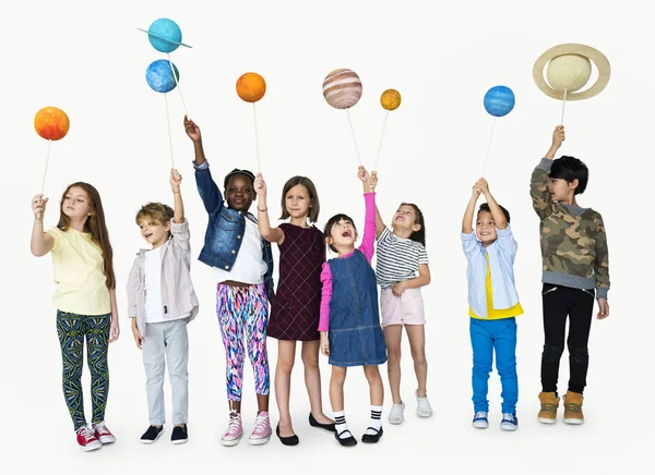 Kinder mit Planetenmodellen — Stockfoto