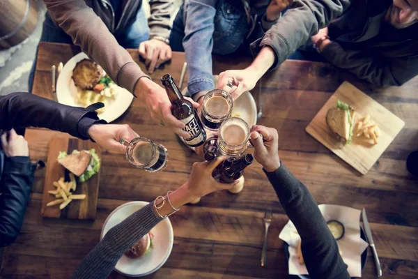 Les gens acclament avec la bière — Photo