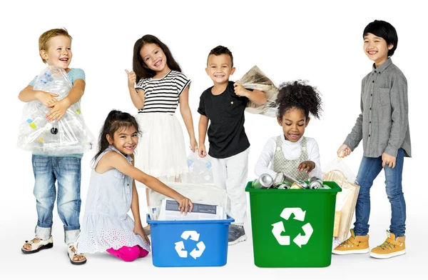Kinder recyceln Müll — Stockfoto