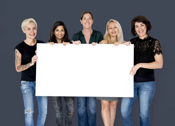 Mujeres sosteniendo banner en blanco — Foto de Stock