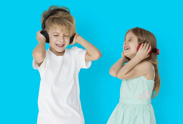Діти насолоджуються музикою в навушниках — стокове фото