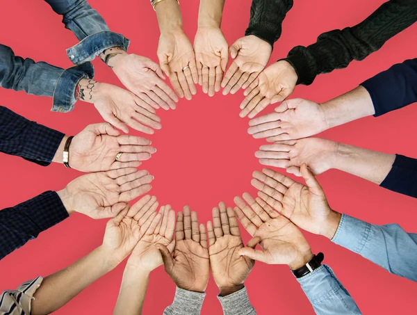 Diversiteit mensen handen samen — Stockfoto