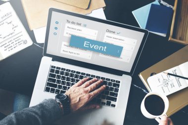 dizüstü bilgisayar kullanan ve kahve içmek işadamı