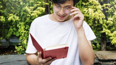 Asyalı öğrenci okuma kitabı Garden
