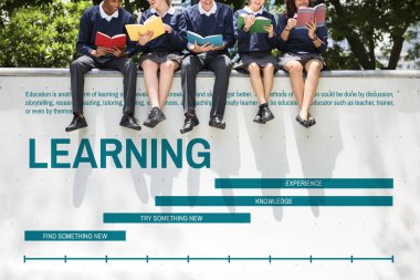 Öğrenciler kitap okuyor