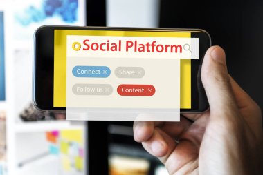 Akıllı telefon kullanan adam