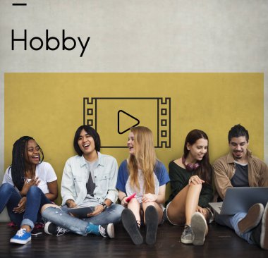 Farklı aygıtlar kullanan çok ırklı kişiler