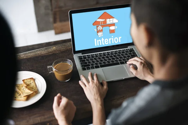 Mensen met behulp van laptop aan tafel — Stockfoto