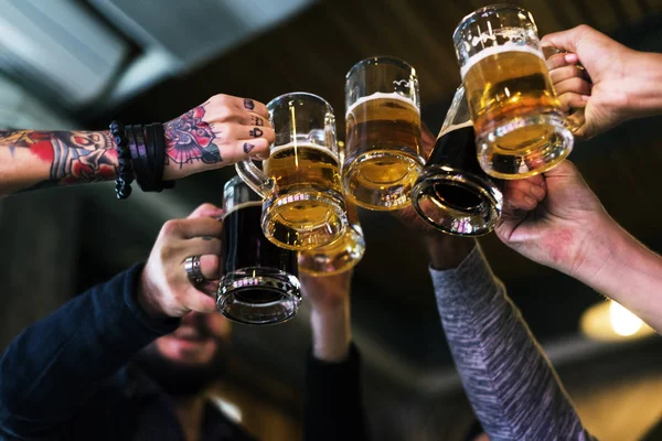 As pessoas saúdam com cerveja — Fotografia de Stock