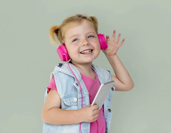 Девушка с наушниками слушает музыку — стоковое фото