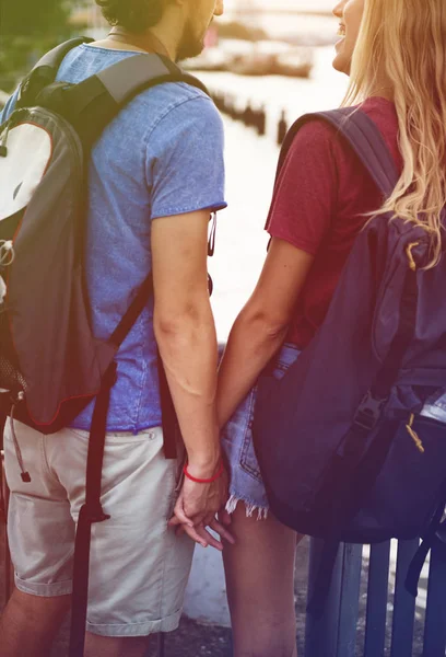 Cestovní pár, drželi se za ruce — Stock fotografie