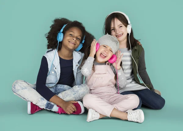 Meninas sorrindo e usando fones de ouvido — Fotografia de Stock