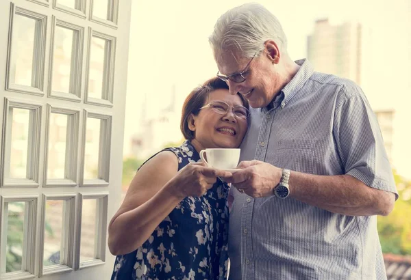 Senior volwassen mensen drinken thee — Stockfoto