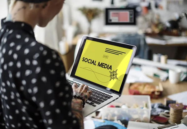 Vrouw met laptop in werkplaats — Stockfoto