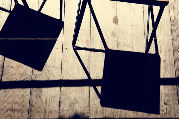 Sombra de sillas y tablones de madera — Foto de Stock