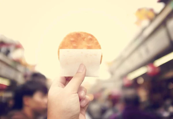 Hand Holding Cracker Biscuit — Stock Photo, Image