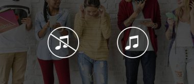 Arkadaşlar dijital cihazlar kullanarak