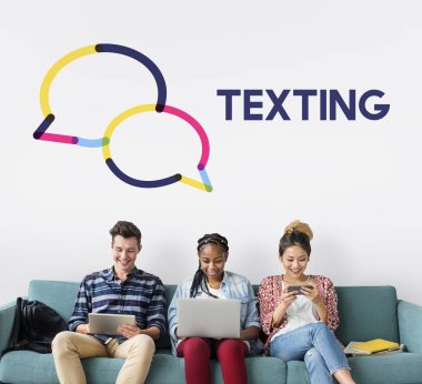 Arkadaşlar dijital cihazlar kullanarak 