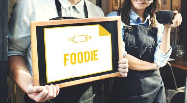 siyah önlük kara tahta tutan adam 