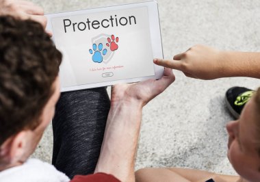 Baba oğul dijital tablet kullanıyor.