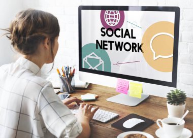 bilgisayar ile çalışan kadın