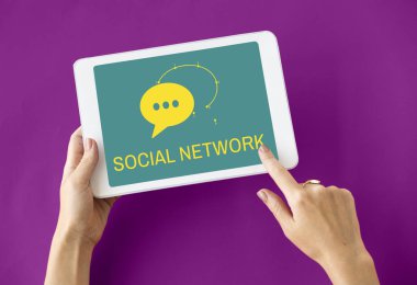 dijital tablet kullanan kadın