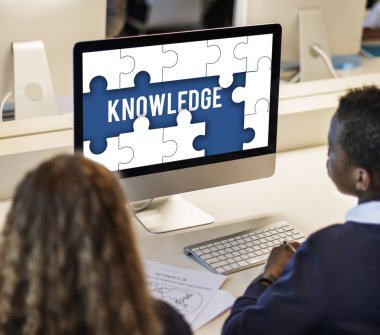 erkek ve kız monitör ekranına bakarak 