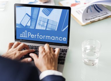 Bilgisayarla çalışan bir iş adamı