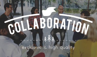 Daire içinde oturan insanların grup 