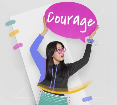 konuşma balonu tutan kadın