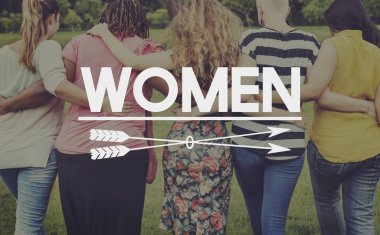 Beş kadın Parkı önünde kucaklayan