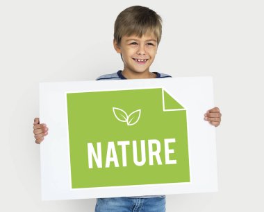 Afişini tutan çocuk