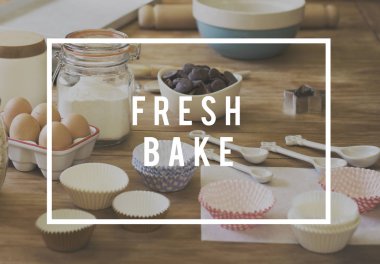 mutfak masasında malzemelerle