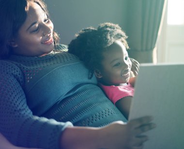 Anne kızıyla vakit geçiriyor.