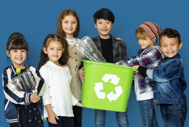 Çocuklar ve plastik şişe geri dönüşüm kutusu