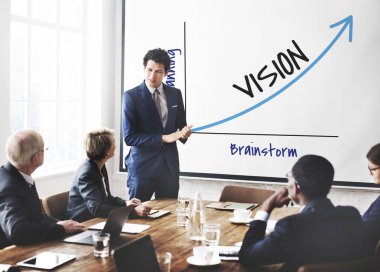 İş adamları birlikte çalışıyor.