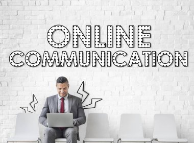 Dizüstü bilgisayarda çalışan bir iş adamı 