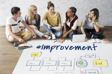 öğrenciler proje üzerinde birlikte çalışma