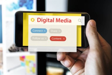 Akıllı telefon kullanan adam