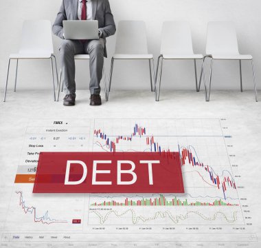 İşadamı dizüstü bilgisayarla çalışıyor