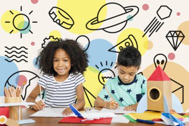 kağıt üzerine çizim çocuklar