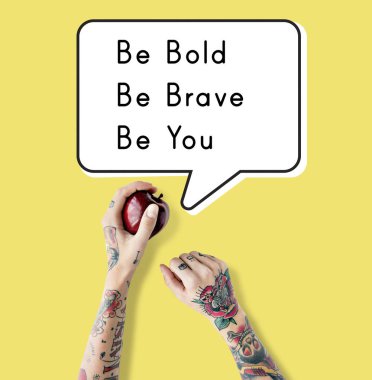 Dövmeli kişi holding elma. 