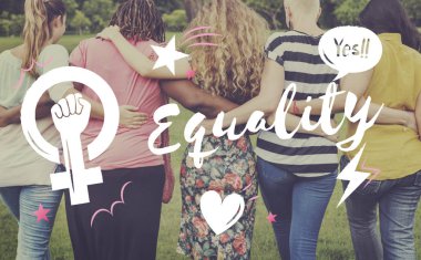 Beş kadın Parkı önünde kucaklayan