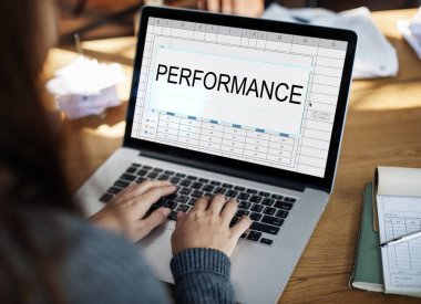 Dizüstü bilgisayar kullanan kadın